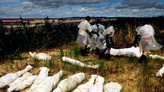 Ugandští rybáři pohřbívají oběti genocidy ve Rwandě. Jejich těla byla objevena ve Viktoriině jezeře, kam je odnesla řeka Kagera (20. května 1994)