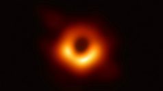 Vědci 10. dubna 2019 zveřejnili vůbec první snímek černé díry.