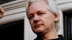 Julian Assange na snímku z května 2017
