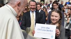 Na závěr jeho generální audience na náměstí svatého Petra s ní papež krátce hovořil a ona při tom držela ceduli s nápisem „Připojte se ke klimatické stávce“