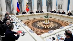 Ruský prezident Vladimir Putin na obchodním jednání v Kremlu. Po jeho levici sedí například oligarcha Gennadij Timčenko