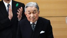 Japonský císař Akihito oficiálně odstupuje kvůli pokročilému věku.