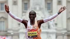Eliud Kipchoge probíhá jako vítěz cílem Londýnského maratonu