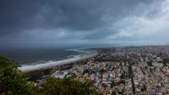 Východní pobřeží Indie bývá v cyklonové sezoně trvající zhruba od dubna do prosince vystaveno ničivým bouřím