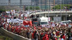 Tisíce lidí zaplnily ve středu ulice Caracasu při protestech na podporu opozičního lídra Juana Guaidóa