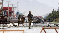 Mluvčí Tálibánu v prohlášení uvedl, že terčem útoku byl konvoj zahraničních sil.