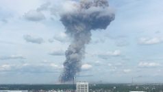 Snímek mohutného kouře stoupajícího ze zbrojovky Kristall po sobotní explozi.