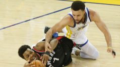 Basketbalista Toronta Kyle Lowry v souboji s hvězdou Golden State Warriors Stephem Currym