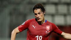 Český útočník Patrik Schick dává gól z penalty Černé Hoře