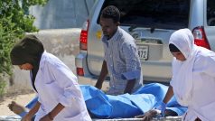 Zdravotníci v Mogadišu odvážejí tělo jedné z obětí teroristického útoku