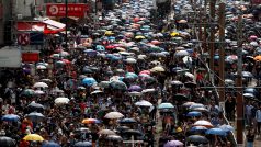 Demonstrující v Hongkongu vyšli do ulic s deštníky.