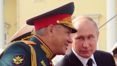 Ruský ministr obrany Sergej Šojgu s prezidentem Vladimirem Putinem během oslav Dne ruské flotily