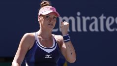 Tereza Martincová se raduje z fiftýnu během utkání prvního kola US Open proti Karolíně Plíškové