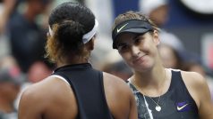 Belinda Bencicová přijímá gratulaci od Naomi Ósakaové po vzájemném zápase na US Open