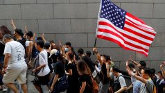 Demonstranti v neděli vyzvali Washington, aby schválil návrh zákona, který by sankcionoval hongkongské a čínské představitele, kteří potlačují demokracii a lidská práva.