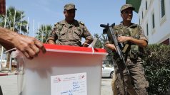 Vojáci hlídají volební urny během příprav na prezidentské volby v Tunisku