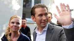 Lídr rakouských lidovců Sebastzia Kurz s manželkou během voleb.