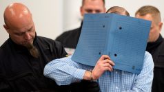 Jeden z členů pravicové skupiny Revolution Chemnitz, která plánovala teroristické útoky v Německu si u soudu zakrývá tvář.