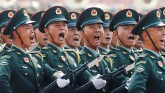 Tisíce vojáků a stovky vozidel, letadel a raket byly v úterý k vidění v Pekingu při masivní ukázce vojenské síly, kterou Čína uspořádala při příležitosti 70. výročí svého vzniku.