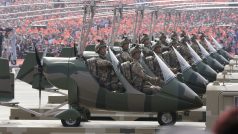 Čínští vojáci se ukázali během přehlídky i v malých letounech