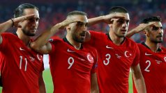 Fotbalisté turecké reprezentace salutují po gólu do sítě Albánie