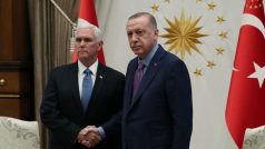 Americký viceprezident Mike Pence po jednání s tureckým prezidentem Erdoganem.