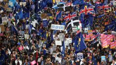 V ulicích Londýna protestují tisíce odpůrců brexitové dohody