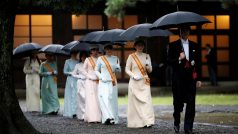 Korunní princ Fumihito a korunní princezna Kiko přicházejí na slavnostní ceremoniál.