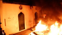 Demonstranti v Iráku zapálili íránský konzulát v posvátném městě Nadžaf.