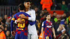Lionel Messi se objímá s Casemirem