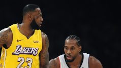 Kawhi Leonard z Los Angeles Clippers brání hvězdu Lakers LeBrona Jamese