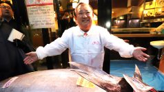 Kiyoshi Kimura, prezident řetězce sushi Sushi-zanmai, ukazuje ve své hlavní restauraci v Tokiu vydraženého téměř tří set kilového tuňáka obecného.