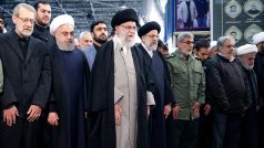Íránský nejvyšší duchovní ajatolláh Alí Chameneí se modlí nad rakví velitele íránských jednotek Kuds Kásema Solejmáního.