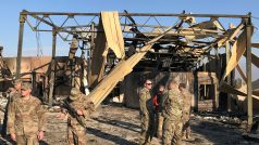 Američtí vojáci si prohlížejí zničené budovy na irácké základně Ajn al-Asad po raketovém útoku Íránu