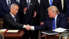 Donald Trump a čínský vicepremiér Liou Che při podpisu první fáze nové obchodní smlouvy mezi oběma zeměmi