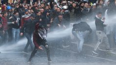 Bezpečnostní složky použily proti demonstrantům vodní děla, slzný plyn a gumové projektily