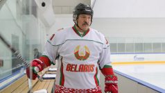 Běloruský prezident Alexandr Lukašenko má hokej opravdu rád