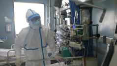 Zdravotnický personál při kontrole na jednotce intenzivní péče v nemocnici Jinyintan v čínském Wuchanu.
