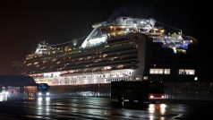 Výletní lodi Diamond Princess, která kvůli výskytu koronaviru už dva týdny kotví v japonském přístavu Jokohama