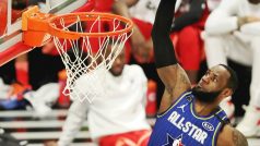 LeBron James smečuje do koše během Utkání hvězd NBA