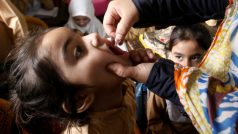 Očkování dětí proti obrně v Pákistánu.