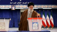 Mezi prvními svůj hlas do urny vhodil duchovní vůdce ajatolláh Alí Chameneí