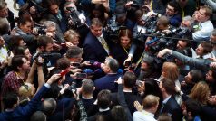 Maďarský premiér Viktor Orbán v obležení novinářů