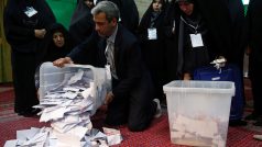 Volební komise v Teheránu při vyprazdňování volebních uren.