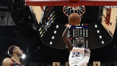 DeAndre Ayton z Phoenixu Suns skóruje proti Chicagu Bulls