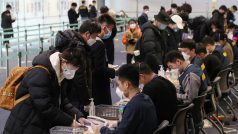 Čínští studenti, kteří studují na univerzitách v Jižní Koreji, jsou testováni na přítomnost koronaviru.