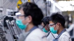 Zaměstnanci v továrně na sestavování autosedaček v čínském Šanghaji nosí roušky