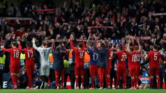 Fotbalisté Bayernu Mnichov oslavují se svými fanoušky vítězství nad Chelsea 3:0 v osmifinále Ligy mistrů.