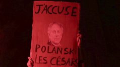 Demonstrace proti oceňování nového snímku Romana Polanského při francouzských filmových cenách César