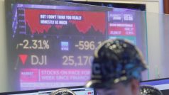 Ukazatel indexu Dow Jones na burze v New Yorku. Akcie kvůli obavám z koronaviru zažily největší týdenní propad od finanční krize v roce 2008